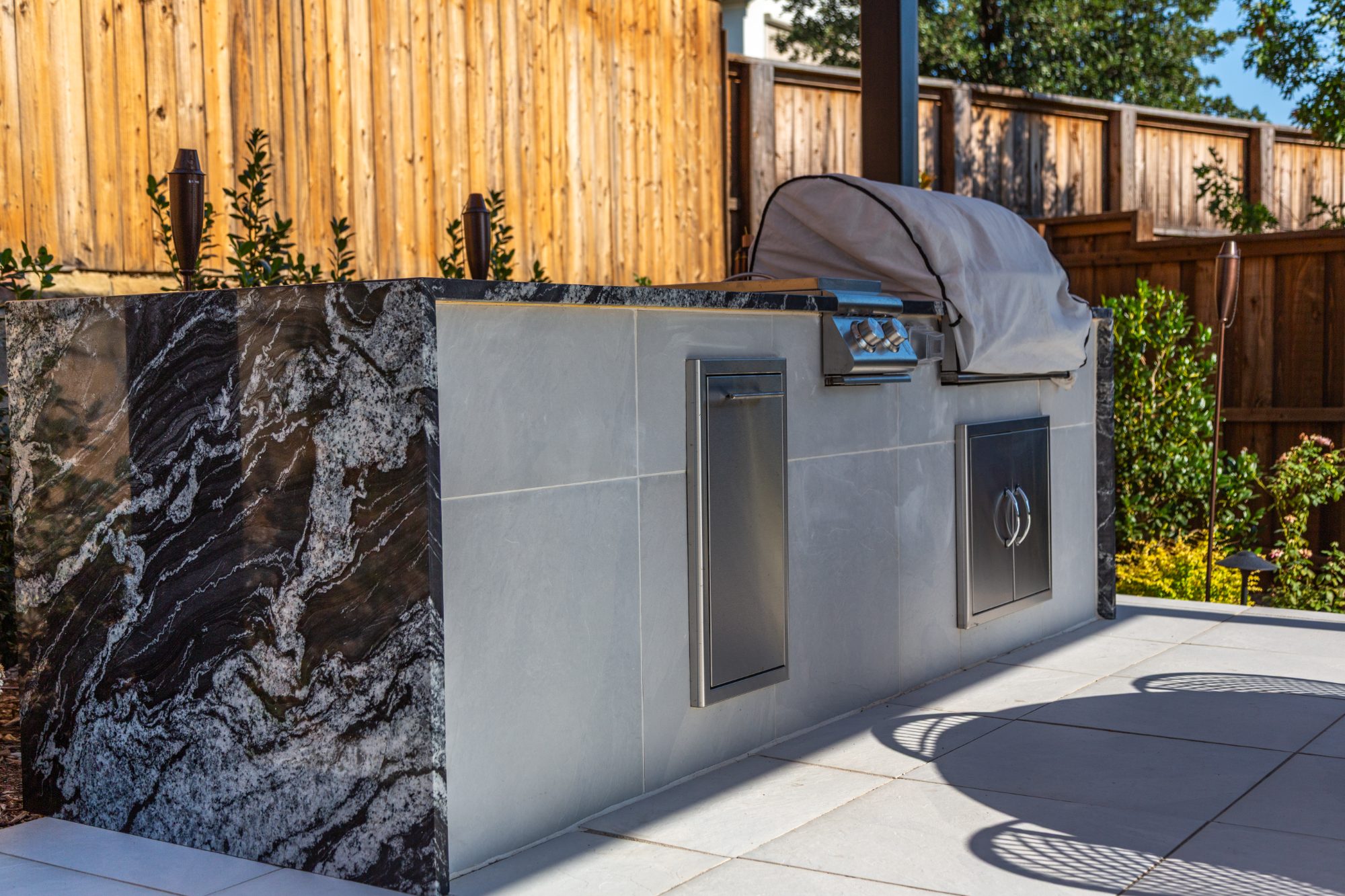 Modern Dark Marble Pool with Spa, Pergola & Outdoor Kitchen — Prosper, TX — photo 13